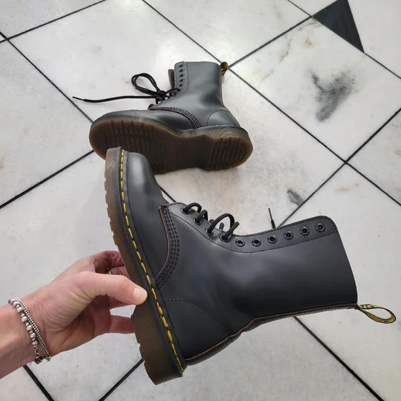Dr Martens womens boots black leather smooth size 7 Made in England 1490 10 hole - Picture 5 of 10